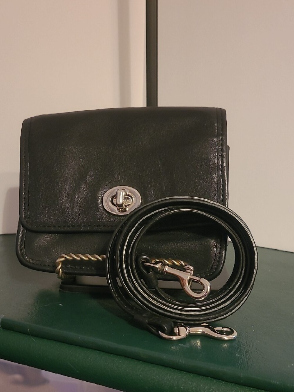 Coach Black Leather Crossbody Bag with Turn-Lock Closure Vintage - Picture 4 of 8